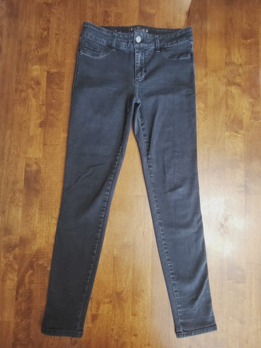 White House Black Market ~ Sz 4 ~ “The Jeggins” Jeans ~ Excellent Condition